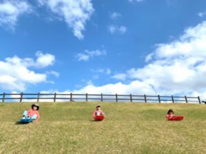 【子連れ壱岐】の冒険⑦〈出会いの村〉でエンドレス草そり!!
