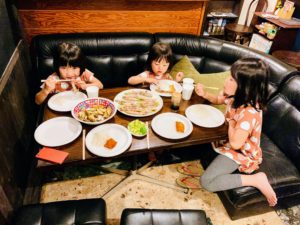 【子連れ五島福江島】の冒険⑤カタランカナバックパッカーズと夜ごはん(1日目)♪